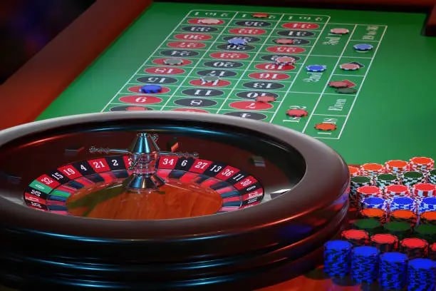 Permainan Texas Poker di meja nomor777 dengan kartu komunal dan chip