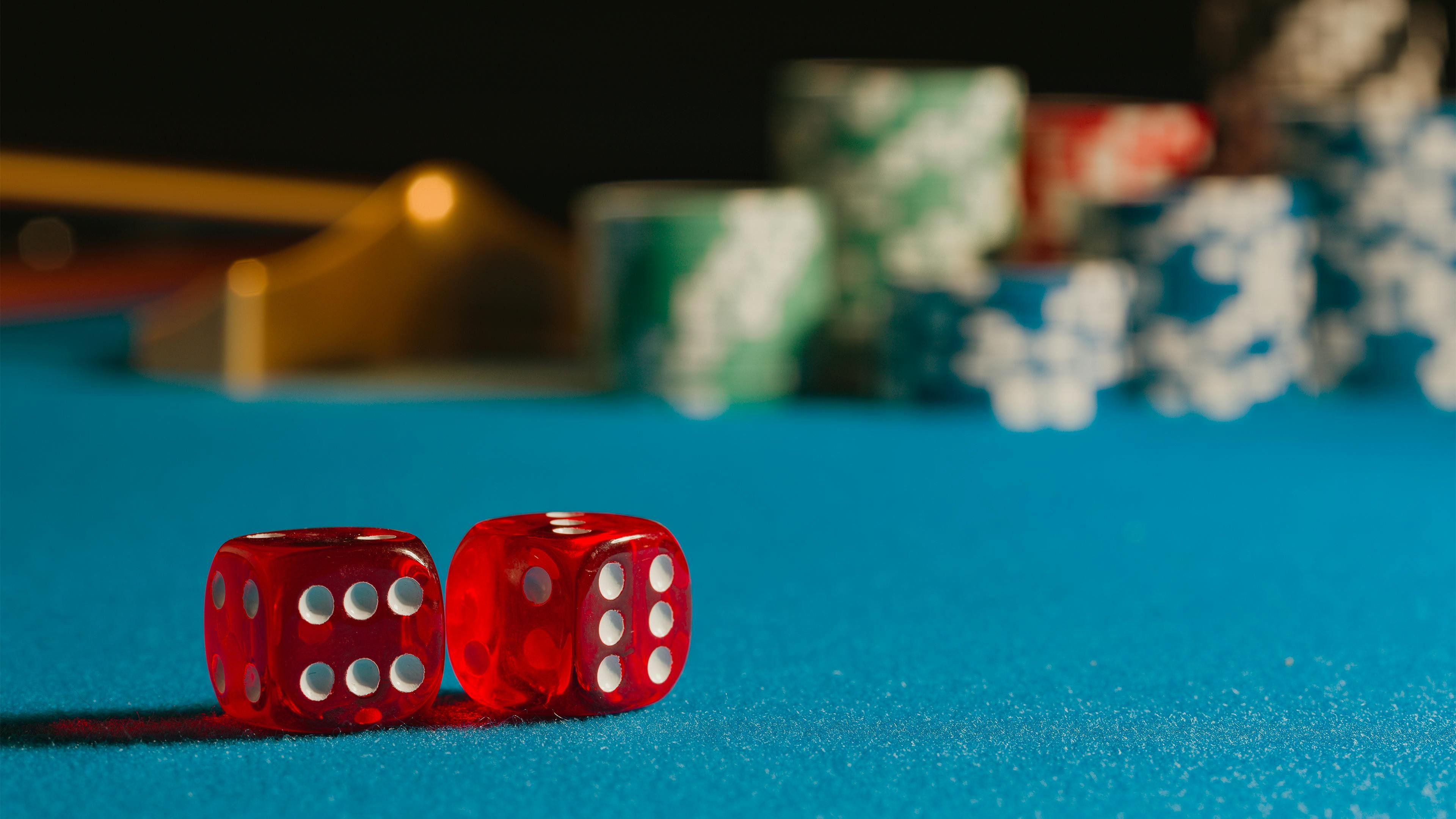 Chip dan kartu Texas Poker di meja permainan nomor777
